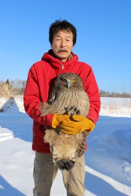Sumio Yamamoto holding a blakiston's fish owl